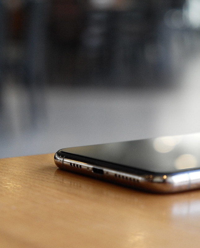Czy warto kupić szkło hartowane Spigen? Test i opinie na temat Spigen Glass.tR EZ Fit