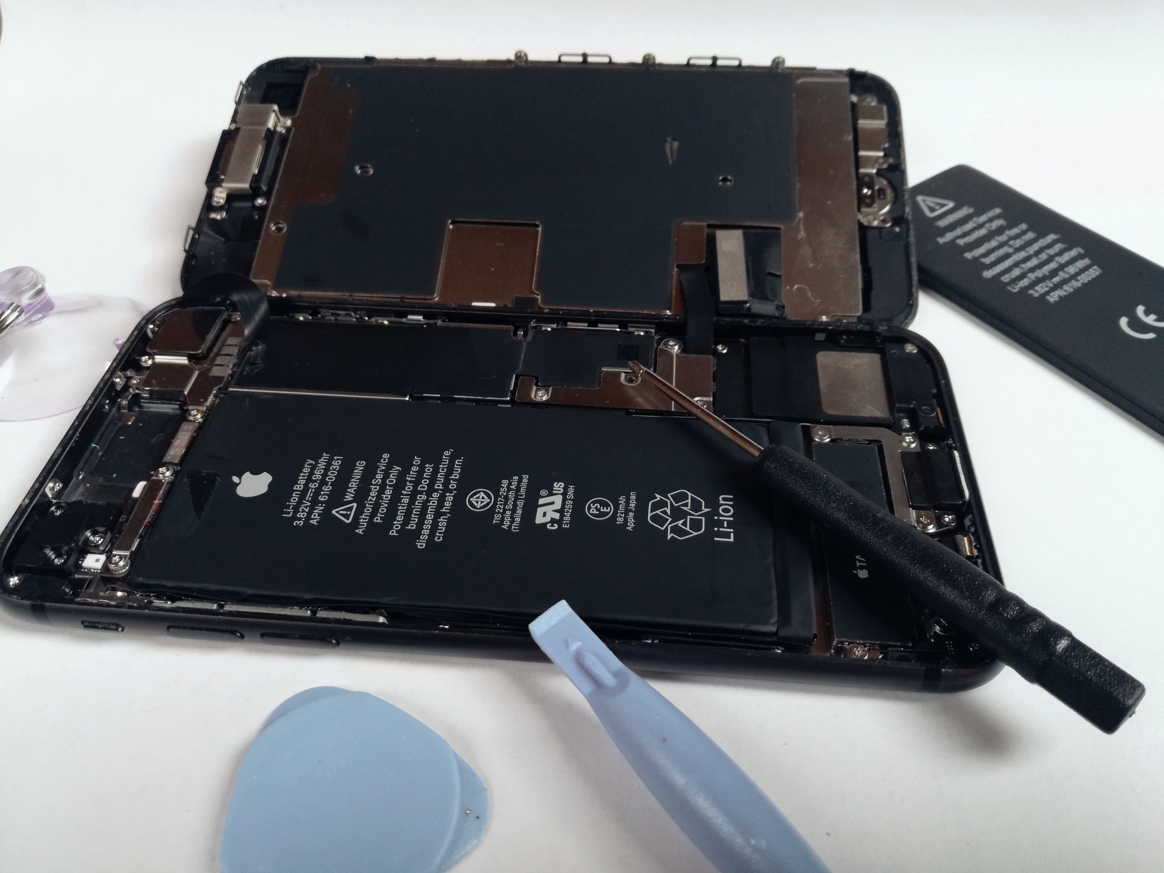Jak wymienić baterię w iPhone 8 w domu ?