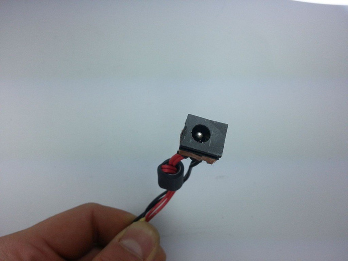 Toma de corriente  TOSHIBA L100 A000007950