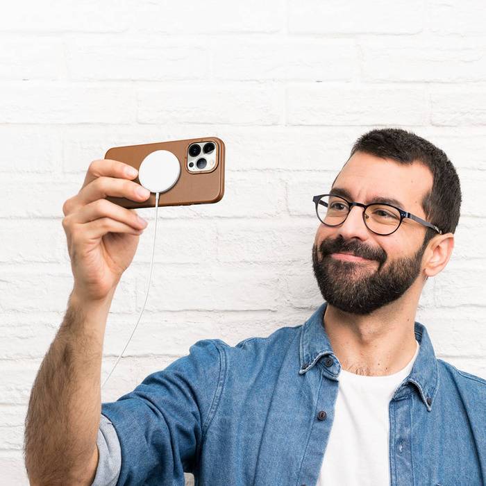 Dux Ducis Grit Ledertasche für iPhone 14 Pro Elegante Kunstlederhülle (MagSafe-kompatibel) Braun