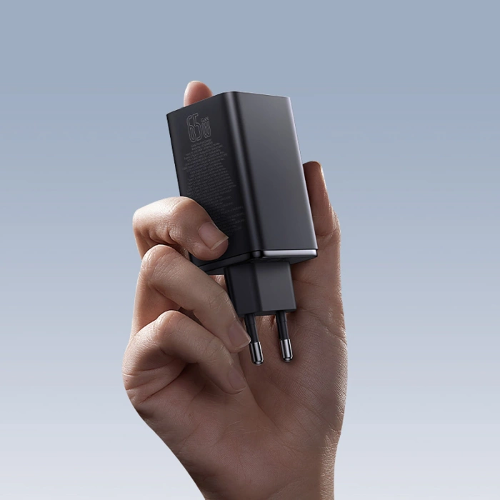 Baseus GaN6 Pro Ladegerät 65W 2 x USB-C 2 x USB-A mit schwarzem USB-C-Kabel 100W 1m - Schwarz