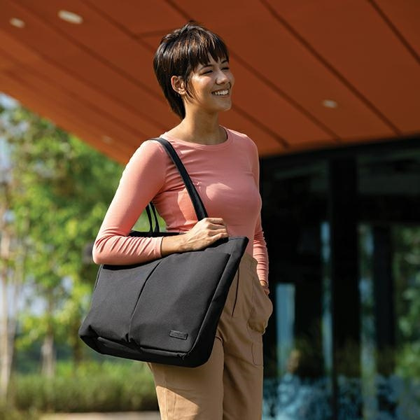 Uniq laptop bag Hava 16&quot; black/midnight black RPET