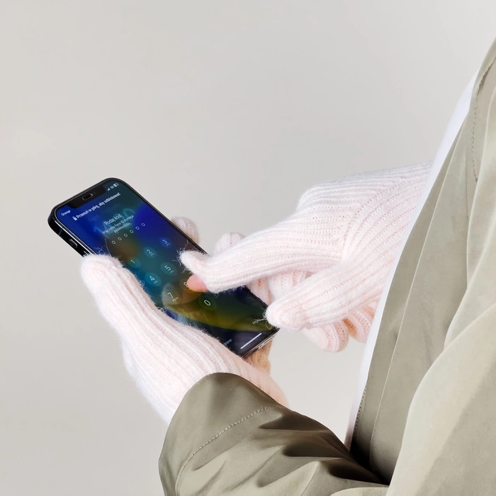 Pletené rukavice na telefon s výřezy na prsty - růžové
