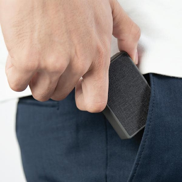 Uniq Bestellung. Netzwerk. Votre Slim Duo 20W USB-C + USB-A schwarz / kohleschwarz