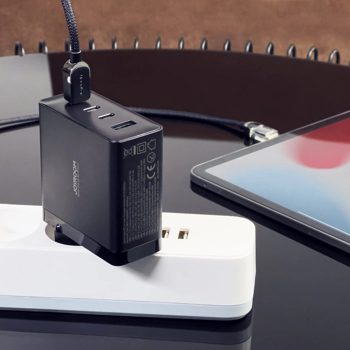Joyroom JR-TCG04EU 100W GaN-Ladegerät 3x USB-C USB-A + USB-C / USB-C-Kabel 100W - Schwarz