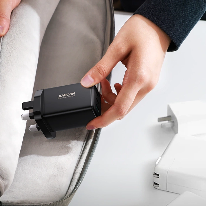 Ładowarka sieciowa Joyroom JR-TCG01 Ultra GaN 65W 2 x USB-C + 1 x USB-A (wtyczka UK) z kablem USB-C 100W 1,2m - czarna