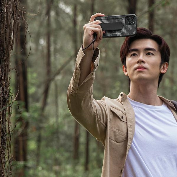 Funda Uniq Heldro iPhone 12 Pro Max 6.7&quot; camo negro/ camo carbón Antimicrobiano