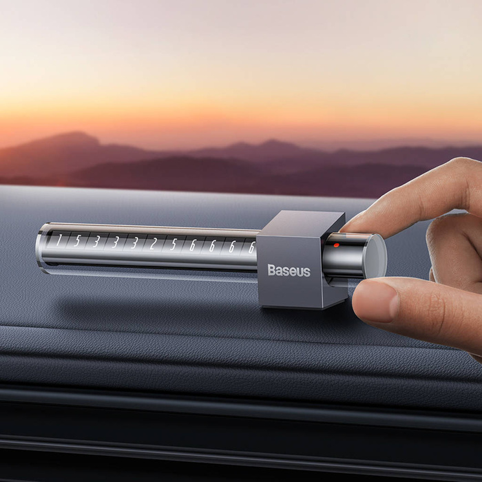 Baseus für die Telefonnummer auf dem grauen Armaturenbrett