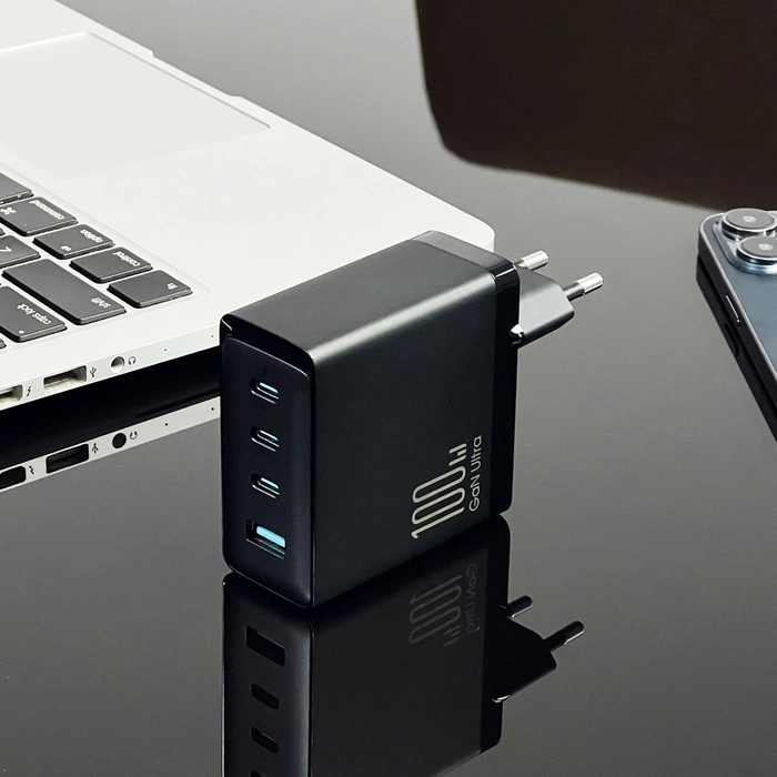 Joyroom JR-TCG04EU 100W GaN-Ladegerät 3x USB-C USB-A + USB-C / USB-C-Kabel 100W - Schwarz