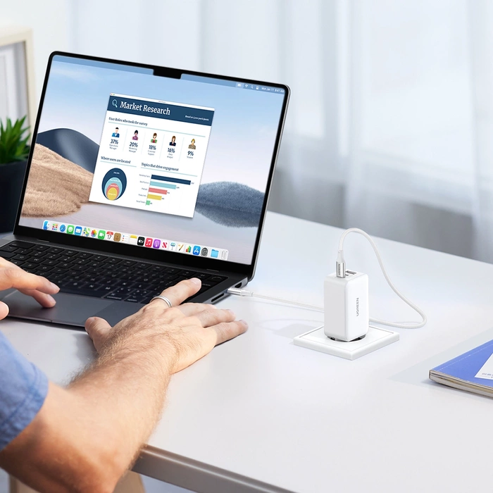 Caricatore uGREEN 15339 Adattatore di rete Nexode, 2xUSB-C, USB-A 3.0, PD3.0, QC4.0, GaN, 65W (bianco)
