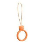 Un cordino in silicone per un anello del telefono orso su un dito arancione